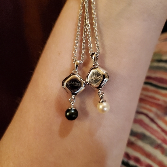 Two Vantal Pearls Spotlight Necklaces - Picture 4 of 4